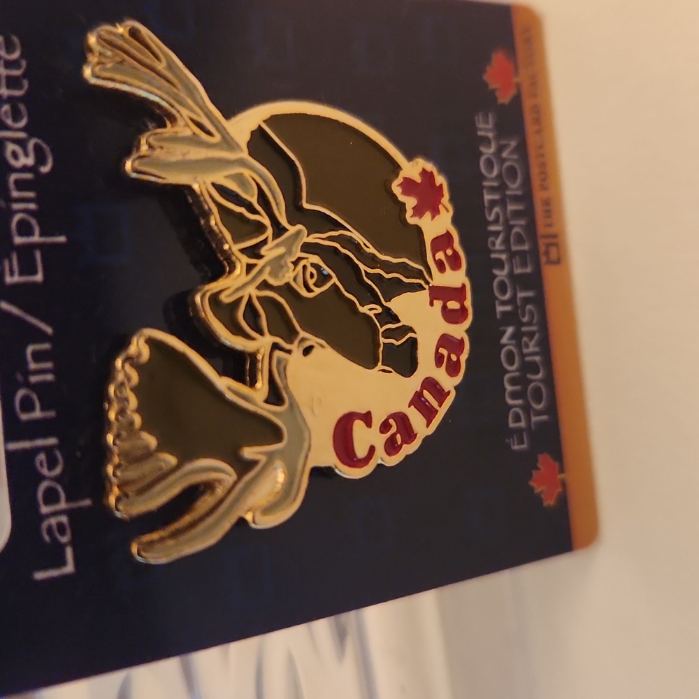 VINTAGE Canada Moose Lapel Pin - Picture 2 of 4